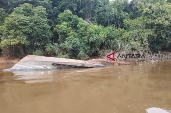 Kapal terbalik di Sungai Barito hanyut terbawa arus