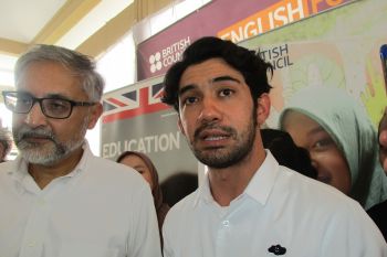Reza Rahadian ajak generasi milenial tak bosan belajar bahasa Inggris