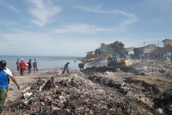 Warga kota bersihkan sampah di pesisir pantai Kupang