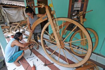 Perajin Sepeda Kayu