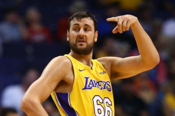 Warriors terdepan buru jasa Andrew Bogut