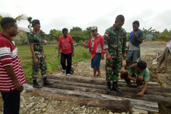 TNI bersama warga perbaiki jembatan yang ambruk karena banjir
