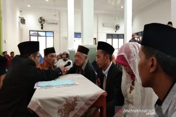 Tersangka pencurian kayu menikah di Polres Batang