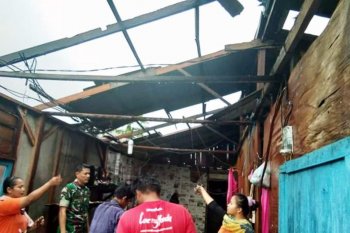 Puting beliung terjang delapan rumah di Padang Pariaman
