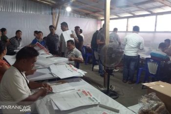 KPU Sitaro sortir dan lipat 276.371 lembar surat suara