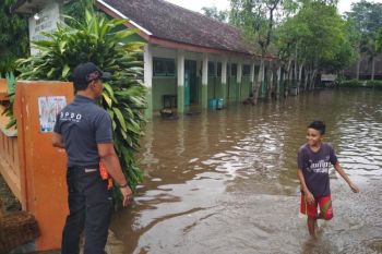 Banjir rendam halaman sekolah di Kabupaten Kediri