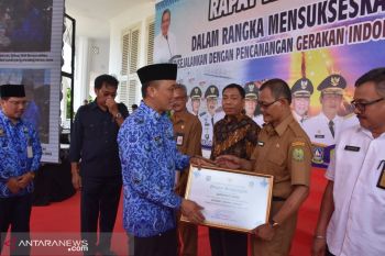 Lingga dapat piagam Dukcapil Tanggap dari Gubernur