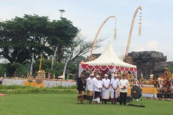 Ribuan umat Hindu ikuti Tawur Agung di Candi Prambanan