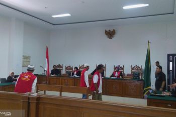 Puluhan polisi kawal sidang pembunuhan menggunakan ambulans