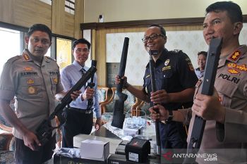 Polisi Surakarta selidiki paket senjata api dari AS