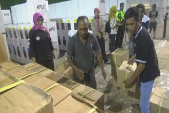 Tiba di Sampit dengan pengawalan ketat, surat suara masih kurang