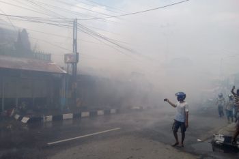 Ledakan kompor gas hanguskan satu bangunan di Kompleks pertokoan Wirayuda Solok