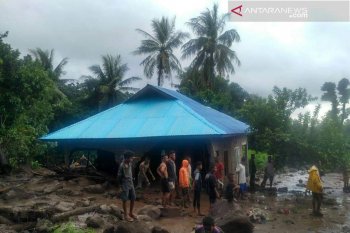 Flash flood damages 11 homes in East Flores