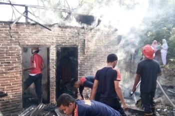Dua petak warung ludes terbakar di Lubukbasung Agam