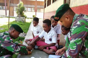 Yonif PR 328/DGH gelar pengobatan di SD perbatasan RI-PNG