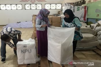 Hindari basah, KPU Sumenep bungkus plastik kotak suara kardus
