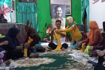 Wirendra Tjakrawerdaja melihat peluang usaha keterampilan membuat hantaran pernikahan