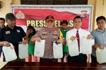 Polisi ringkus tiga tersangka pembuat minuman keras beralkohol di Timika