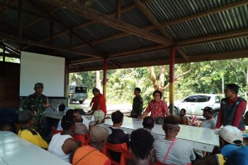TMMD di Kampung Yuwainda diwarnai penyuluhan HIV/AIDS