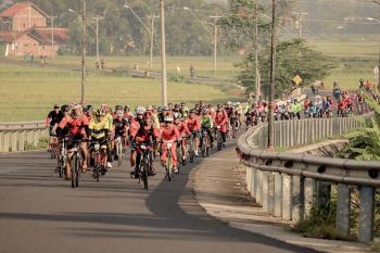 Sambut milad ke-54, petinggi UMP bersepeda ke Banjarnegara