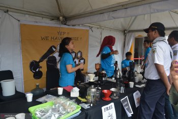 Penumpang kereta api dapat kopi gratis di Stasiun Simpang Haru