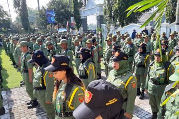 Ratusan Satlinmas Pakem ikuti apel pengamanan Pemilu 2019