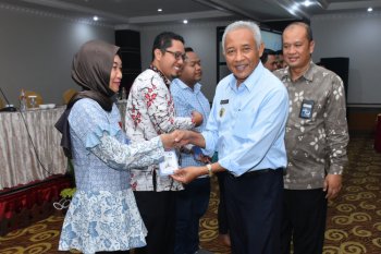 Bupati serahkan buku saku Tanggung Jawab Sosial Perusahaan