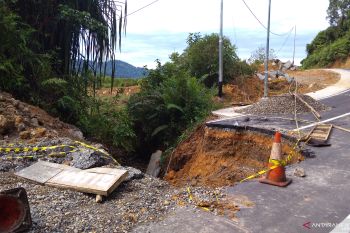 Baru dua bulan jalan nasional di Mandeh sudah terban