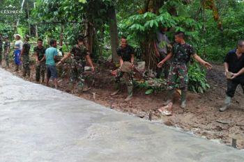 TNI bangun jalan beton di Kampung Simpang Lima Waykanan