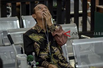 Dengan Alat Bantu Pernapasan Itoc Tochija Jalani Sidang