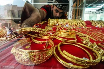 Emas naik didorong pelemahan dolar AS dan ketidakpastian Brexit