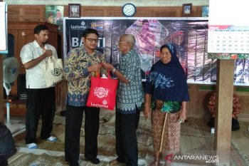 Milad, SD Muhammadiyah Surakarta berbagai sembako dengan warga Sragen