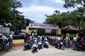 Usai demo dan datangi DPRD, siswa SMA 5 Padang ikuti ujian