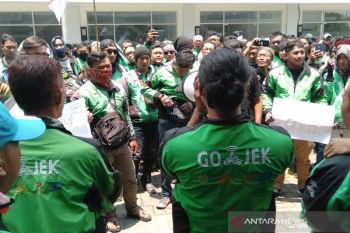 Pengemudi Gojek di Solo gelar aksi terkait potongan tarif