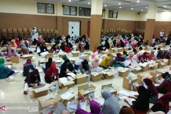 Minimalkan jumlah kerusakan, KPU Solok Selatan sortir ulang surat suara rusak