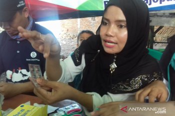 Bidan Bajo gunakan senter bantu persalinan