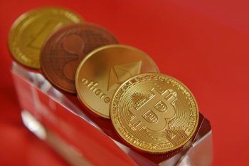 Emas perpanjang kenaikan karena ekuitas AS turun