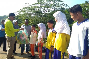 Kampanye kebersihan, Bupati Pesisir Selatan bagikan botol air minum ke pelajar