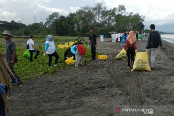 IAD Kejati NTB gelar "bersih-bersih pantai"
