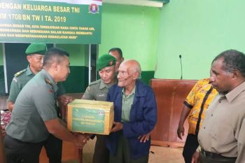Dandim Biak salurkan bingkisan anggota veteran