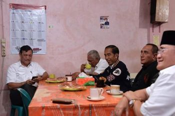 Presiden minum kopi di Kedai Partungkoan Balige