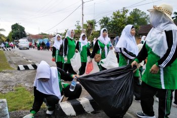 Warga Nahdiyin bersihkan Kota Biak