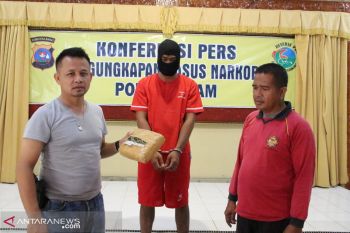 Polisi Agam tangkap pengedar saat bertransaksi  satu kilogram ganja