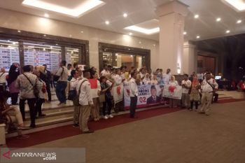 Pendukung cawapres saling adu yel-yel di lokasi debat