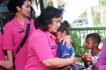 Pengurus Bhayangkari Papua berikan sumbangan kepada korban banjir bandang