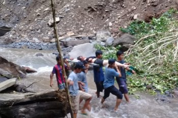 Evakuasi korban longsor air terjun Tiu Kelep dilanjutkan Senin Pagi