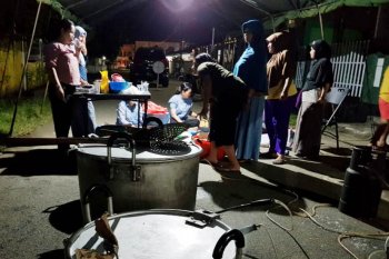 Persit Korem 172/PWY buka dapur lapangan untuk pengungsi banjir bandang