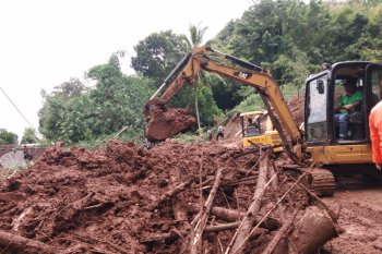 BPBD terjunkan tiga alat berat evakuasi korban tertimbun longsor