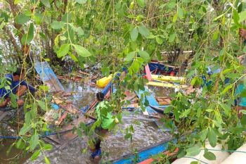 Satu orang belum ditemukan dalam kecelakaan speedboat Pemkab Kapuas Hulu