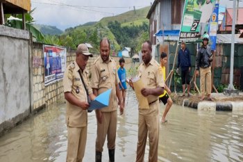Ratusan warga Heram mengungsi akibat air Danau Sentani meluap
